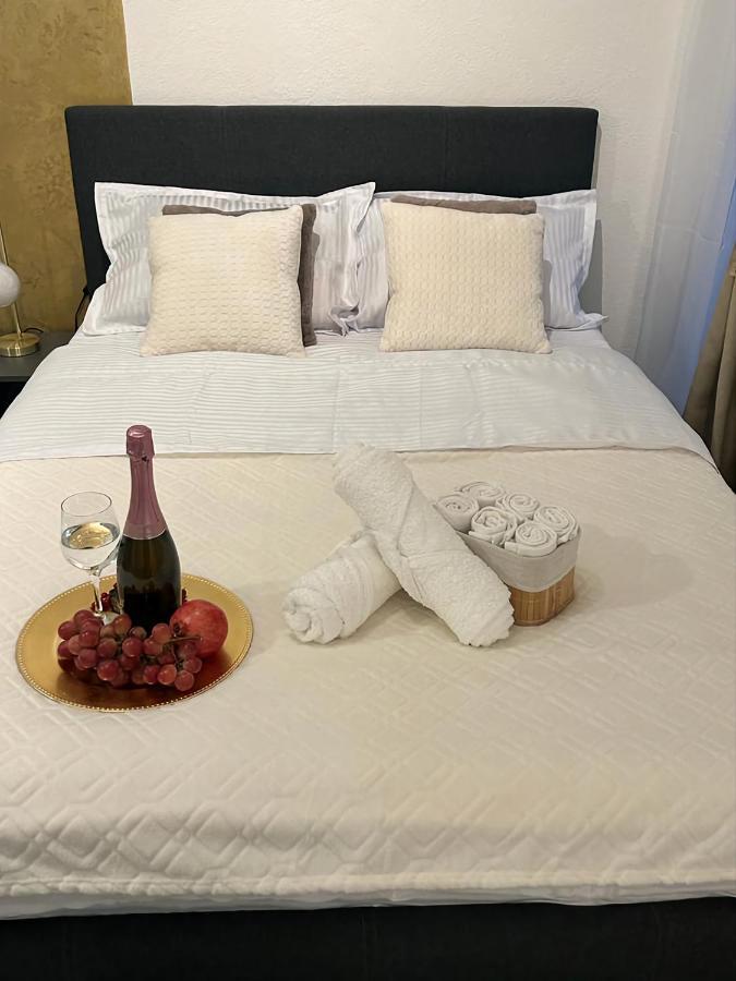 Luxury Mansion Apartment Bukares Bagian luar foto