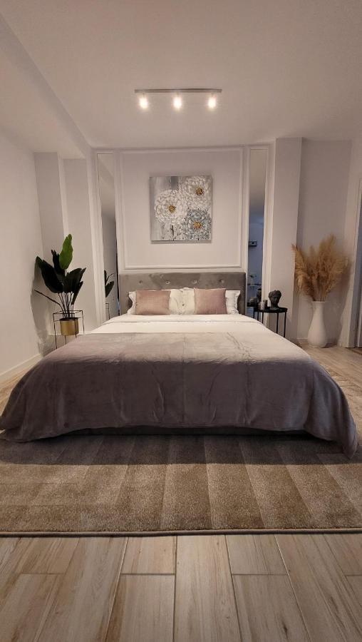 Luxury Mansion Apartment Bukares Bagian luar foto