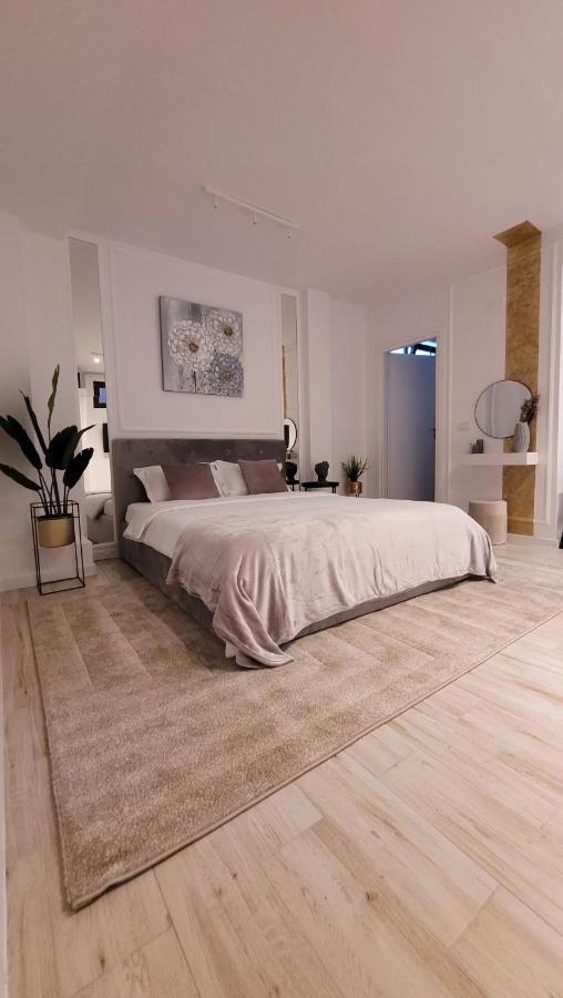 Luxury Mansion Apartment Bukares Bagian luar foto