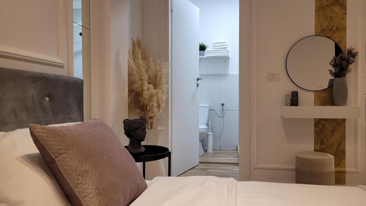 Luxury Mansion Apartment Bukares Bagian luar foto